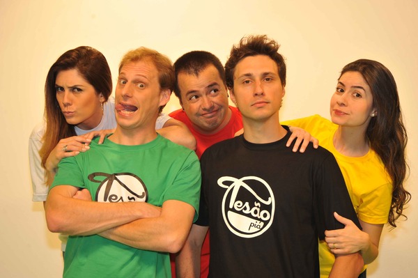 Zadra (camisa verde) e elenco do espetáculo