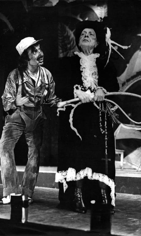 Renato Borghi e Henriqueta Brieba em 'O rei da vela' (1967)