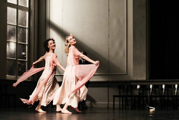 Bailarinas do Tanztheater Wuppertal na versão mais recente da coreografia