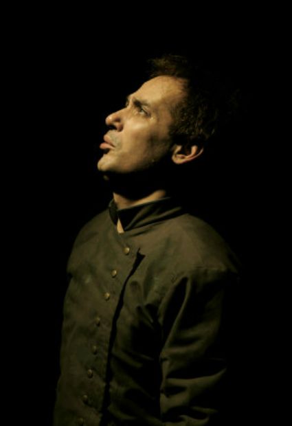 Ivam Cabral em 'Kaspar' (2004), direção de Rodolfo García Vázquez