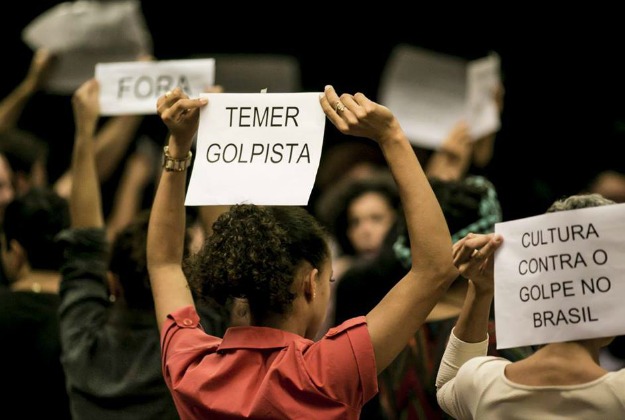Ativistas viram as costas para Feliciano durante audiência em 24/5
