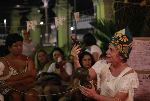 Artista se apresenta ao ar livre no entorno do Iphan de Fortaleza