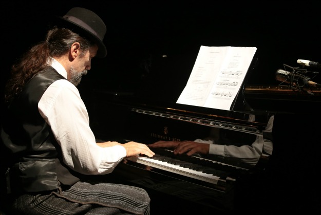 O pianista Felipe Soares faz às vezes de Erik Satie