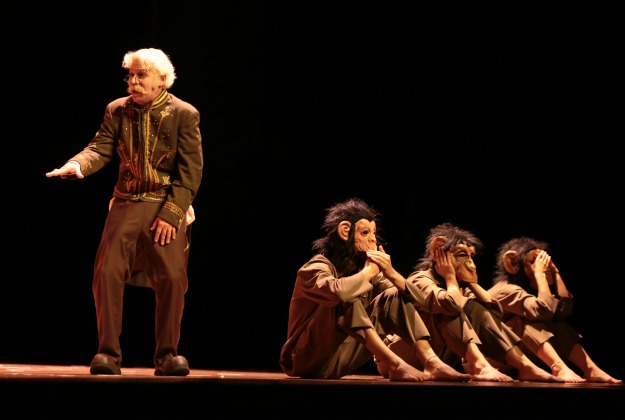 O ator e diretor Cabral com as três figuras de macacos