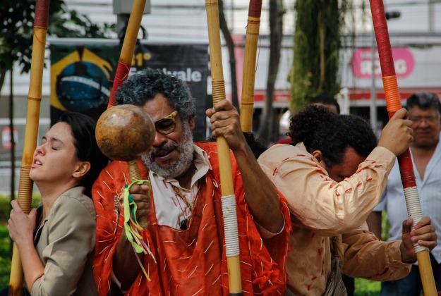 Cruz (vermelho) é cofundador do sul-matogrossense Teatro Imaginário Maracangalha (2006)