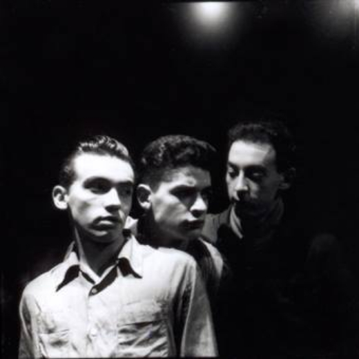 A partir da esquerda, Oduvaldo Vianna Filho, Gianfrancesco Guarnieri e Raul Cortez durante ensaio no Teatro Experimental do Estudante, o TEP, em 1956
